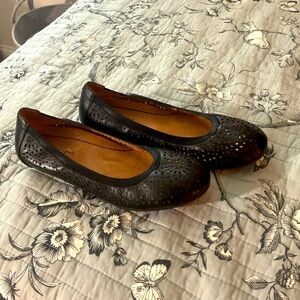 Like new Vionic Robyn Ballet Perforated Flats Sz 6
